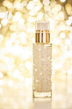 Tatil makyaj jeli, serum emülsiyonu, losyon şişesi ve altın.