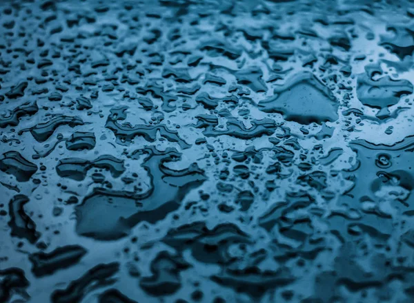 Vatten textur abstrakt bakgrund, aqua droppar på blått glas som s — Stockfoto