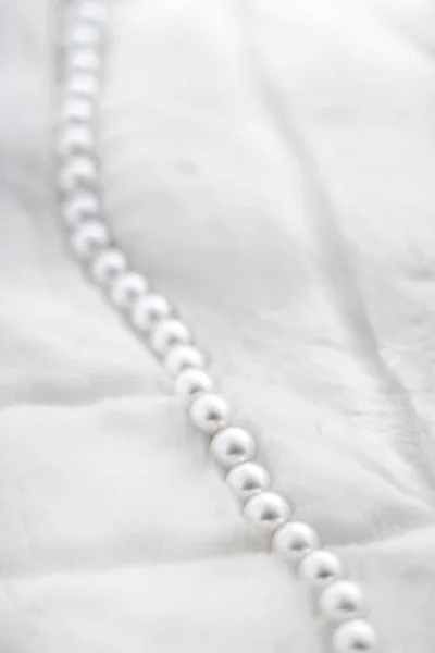 Moda de joyería de vacaciones de invierno, collar de perlas en piel backgrou — Foto de Stock