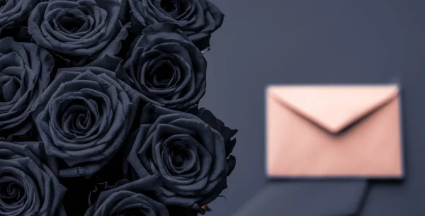 Liebesbrief und Blumenlieferung am Valentinstag, Luxus-Bouqu — Stockfoto