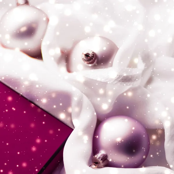 Christmas magic holiday background, festive baubles, maroon vint — Stock Photo, Image