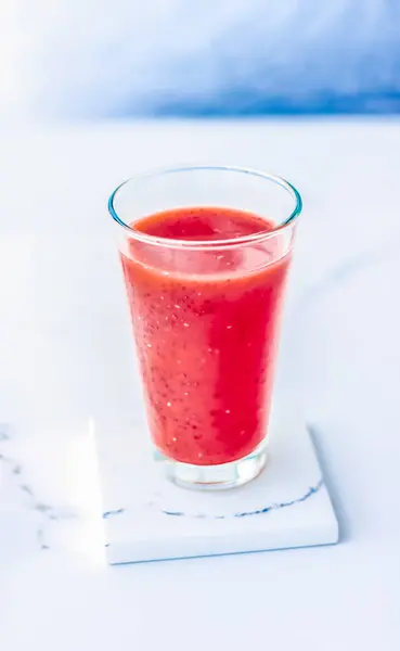 Berry vruchtensap in glas, veganistische smoothie met chia voor dieet de — Stockfoto