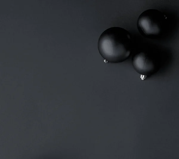 Boules de Noël sur fond de flatlay noir, vacances d'hiver de luxe — Photo