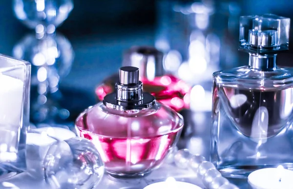 Garrafa de perfume e fragrância vintage na mesa de vaidade glamour em — Fotografia de Stock