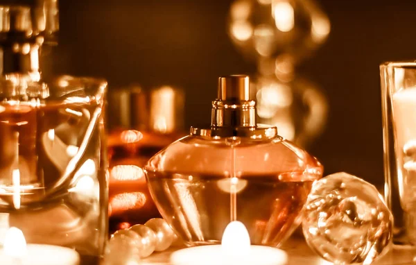Flacone di profumo e fragranza vintage sul tavolo glamour vanity at — Foto Stock
