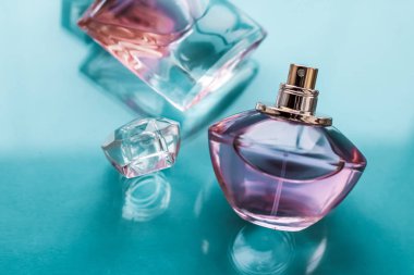 Parlak arka planda pembe parfüm şişesi, tatlı çiçek kokusu, gl