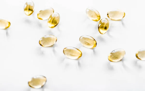 Vitamin D a zlaté Omega 3 pilulky pro zdravou výživu, f — Stock fotografie