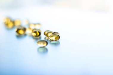 Sağlıklı beslenme için D vitamini ve Omega 3 hapları.