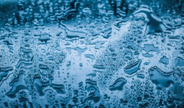 Su dokusu soyut arkaplan, su damlaları mavi cam üzerine s