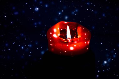 Koyu pırıl pırıl kar arka plan üzerinde kırmızı tatil mum, lüks 