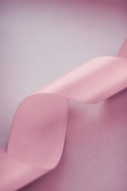 Pembe arka planda soyut ipek kurdele, özel lüks. 