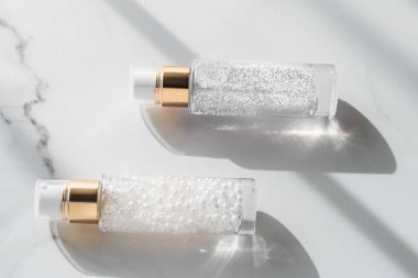 Cilt bakım serumu ve jel şişesi, nemlendirici losyon ve kaldırma 