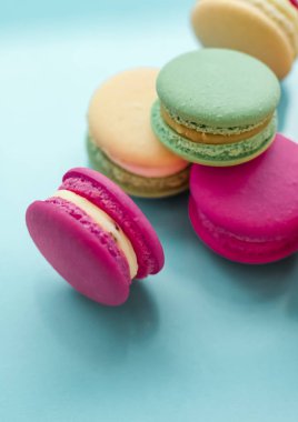 Mavi arka planda Fransız kurabiyeleri, Paris 'in şık cafe tatlıları.,