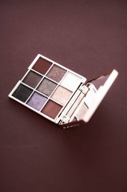 Göz falı paleti ve çikolata arka planda makyaj fırçası, göz.