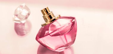 Parlak arka planda pembe parfüm şişesi, tatlı çiçek kokusu, gl