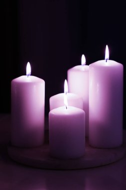 Aromatik mor çiçekli mumlar gece, Noel, Yeni Yıl