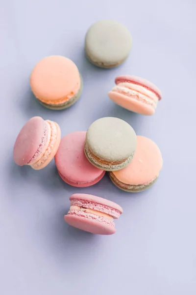 Französische Makronen auf blauem Hintergrund, Pariser schickes Café-Dessert, — Stockfoto