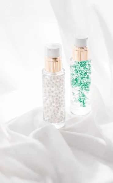 Sérum para el cuidado de la piel y frasco de gel de imprimación de maquillaje, lotio hidratante —  Fotos de Stock