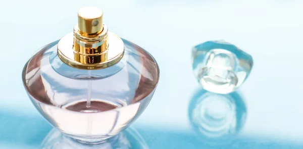 Roze parfum fles op glanzende achtergrond, zoete bloemige geur, gl — Stockfoto