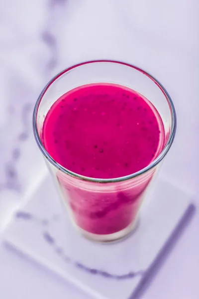 Ягодный фруктовый сок в стакане, веганский смузи с чиа для диеты де — стоковое фото