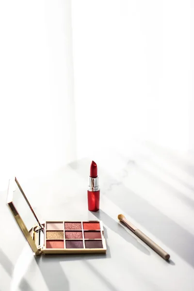 Cosméticos, produtos de maquiagem definidos na mesa de vaidade de mármore, batom , — Fotografia de Stock