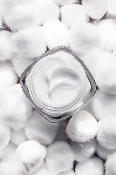 Crema viso di lusso per pelli sensibili e batuffoli di cotone bianco su b — Foto Stock