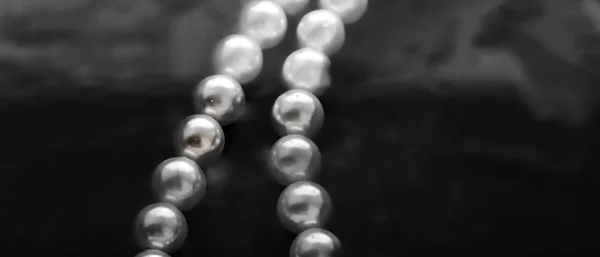 Coastal jewellery fashion, pearl necklace under black water back — Stock Photo, Image