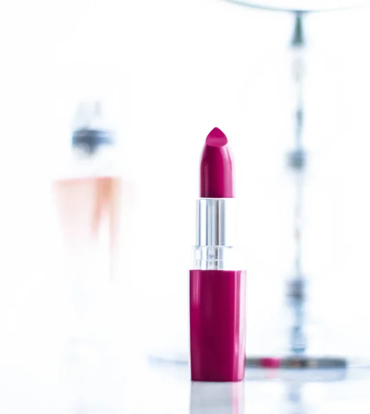 Kosmetik, produk makeup pada berpakaian meja kesombongan, lipstik, f — Stok Foto