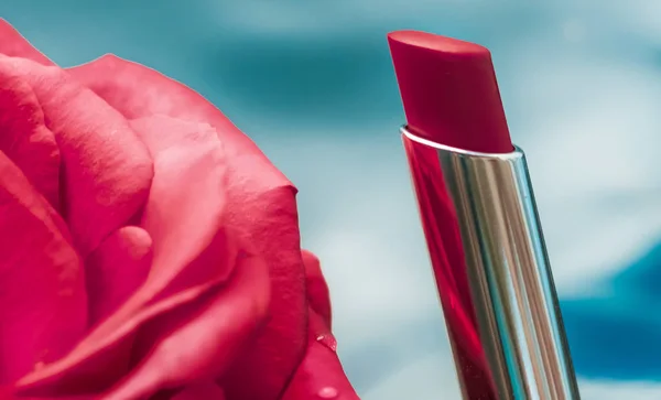 液体の背景に赤い口紅とバラの花、防水gl — ストック写真