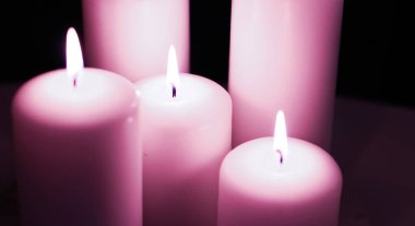 Aromatik mor çiçekli mumlar gece, Noel, Yeni Yıl
