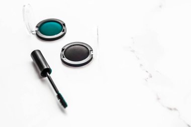 Göz farı, siyah kalem ve maskara mermer arka plan, göz farı.