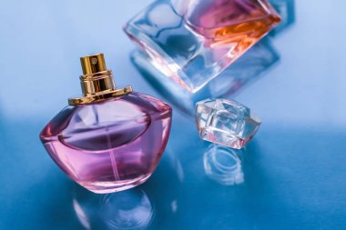 Parlak arka planda pembe parfüm şişesi, tatlı çiçek kokusu, gl