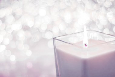 Noel 'de pembe aromalı mum ve yeni yıl parıltısı.