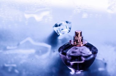 Mor suyun altında parfüm şişesi, kız gibi tatlı deniz kıyısı kokusu.