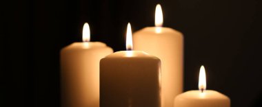 Aromatik vanilya sarısı mumlar gece, Noel, Yeni Yıl