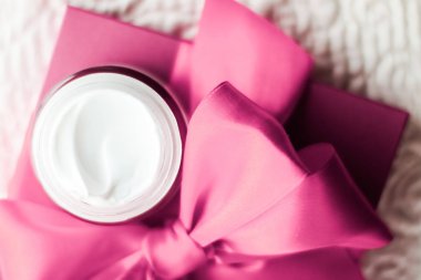 Hassas cilt ve pembe bayram hediye kutusu için lüks yüz kremi, 