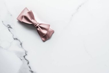 Bej ipek kurdele ve mermer arka planda fiyonk, cazibe mevcut 