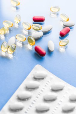 Beslenme için haplar ve kapsüller, yaşlanmayı önleyen güzellik takviyesi.