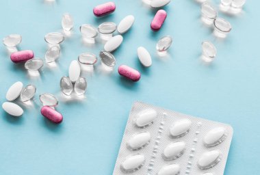 Beslenme için haplar ve kapsüller, yaşlanmayı önleyen güzellik takviyesi.