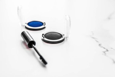 Göz farı, siyah kalem ve maskara mermer arka plan, göz farı.