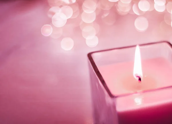 Červená aromatická svíčka na Vánoce a Nový rok třpytí pozadí — Stock fotografie