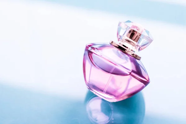 Flacon de parfum rose sur fond brillant, parfum floral doux, gl — Photo