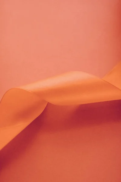 Cinta de seda rizada abstracta sobre fondo naranja, lujo exclusivo — Foto de Stock