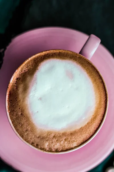 Xícara de cappuccino para café da manhã com jóias de cetim e pérolas — Fotografia de Stock