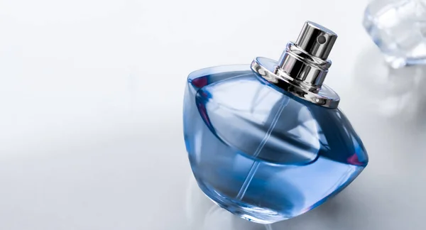 Blue perfume bottle on glossy background, sweet floral scent, gl — Stock Photo, Image