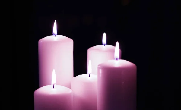Candele floreali viola aromatiche impostate di notte, Natale, Capodanno — Foto Stock