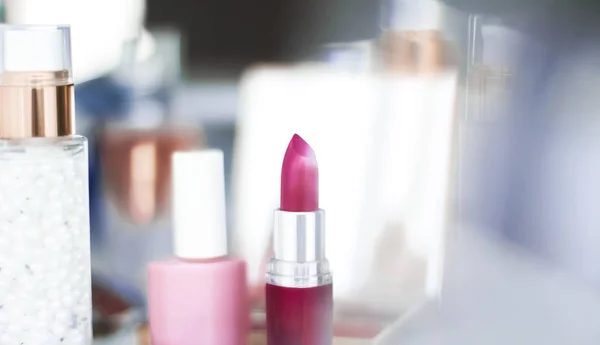 Kosmetik, produk makeup pada berpakaian meja kesombongan, lipstik, f — Stok Foto