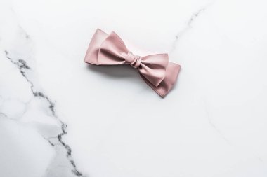 Bej ipek kurdele ve mermer arka planda fiyonk, cazibe mevcut 