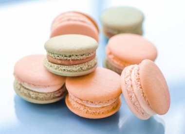 Mavi arka planda Fransız kurabiyeleri, Paris 'in şık cafe tatlıları.,