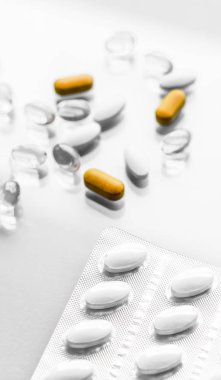 Beslenme için haplar ve kapsüller, yaşlanmayı önleyen güzellik takviyesi.